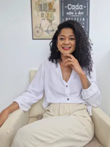 Psicóloga Laís Reis em consultório, especialista em terapia para mulheres com atendimento online e presencial em Brasília.