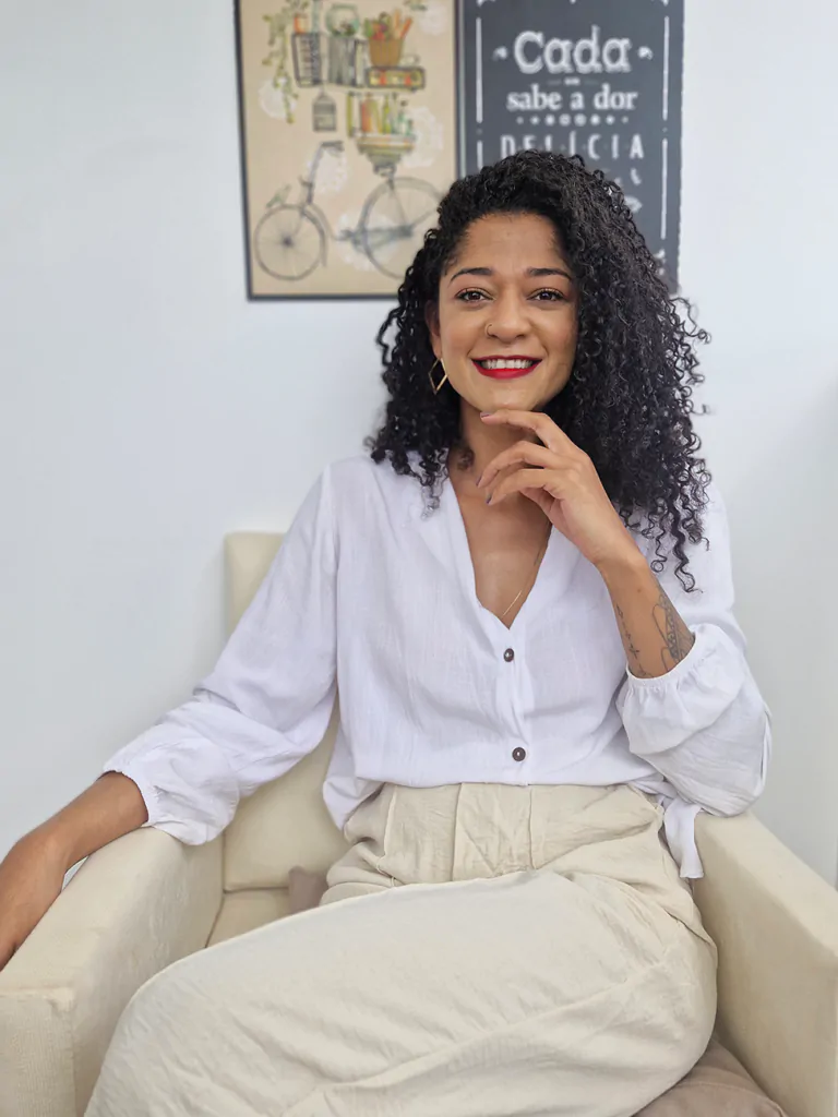 Psicóloga Laís Reis em consultório, especialista em terapia para mulheres com atendimento online e presencial em Brasília.